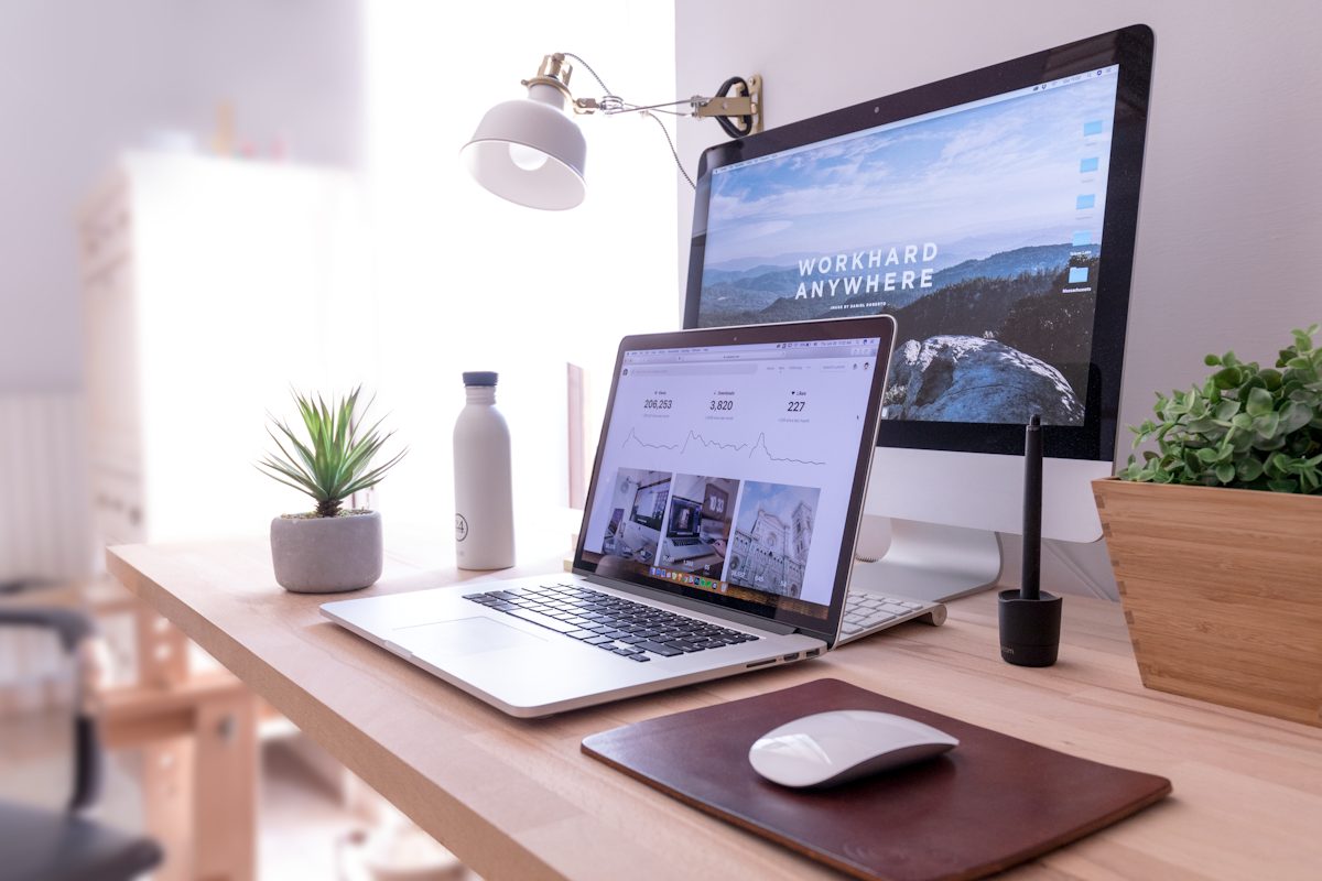 Espace de travail créatif avec carnets, palettes de couleurs et matériel de design